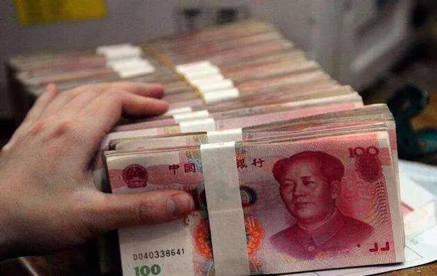 爸生病哥嫂分文不出,我給爸十萬後,哥嫂搶著給二十萬
