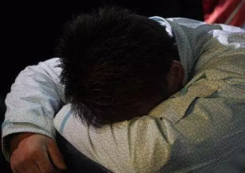 爸生病哥嫂分文不出,我給爸十萬後,哥嫂搶著給二十萬