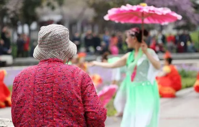 「我只不過輸了些小錢」,婆婆的話太打臉,五千塊是小錢嗎