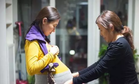 兒媳讓婆婆帶孩子,每月給她十元工資,婆婆擺手:你們掙錢不容易