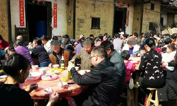 城裡婆婆總酸農村親家窮,親家婚宴上拉來十車人:你有錢,不在乎