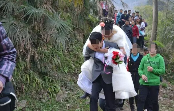 城裡婆婆總酸農村親家窮,親家婚宴上拉來十車人:你有錢,不在乎
