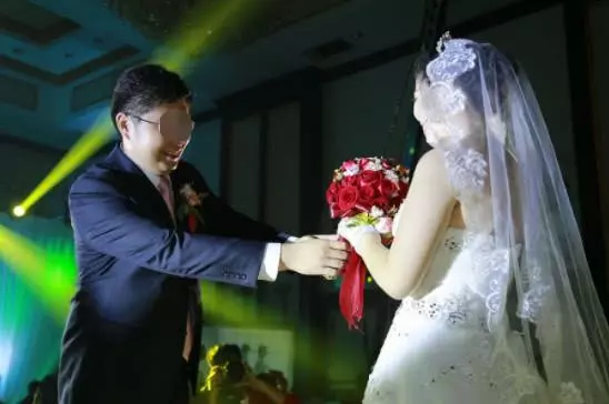 城裡婆婆總酸農村親家窮,親家婚宴上拉來十車人:你有錢,不在乎