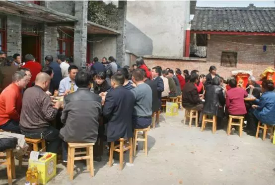 婆婆為省錢,婚宴一桌八人變十八人,母親的反應,我覺得嫁對人