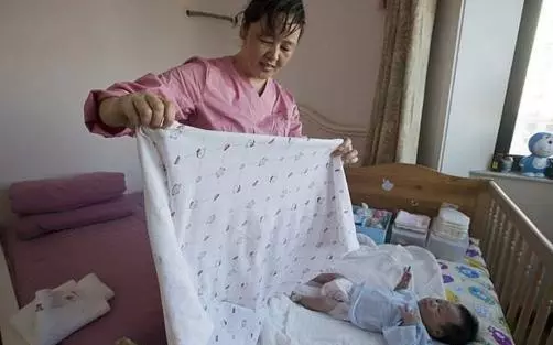 婆家拆遷成暴發戶老公提離婚,我凈身出戶,看到落魄婆婆我落淚
