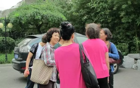 婆婆幫我看店,發現錢總是少,我調取監控後,羞愧流淚