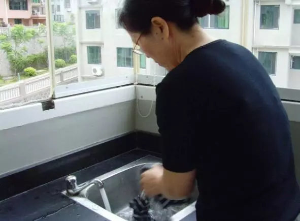 婆婆幫我看店,發現錢總是少,我調取監控後,羞愧流淚