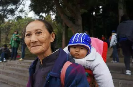 房子過戶給兒子,去女婿家住了十年,外孫的一句話,我悔不當初