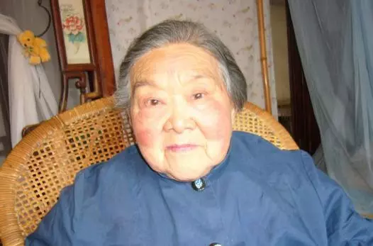 房子過戶給兒子,去女婿家住了十年,外孫的一句話,我悔不當初