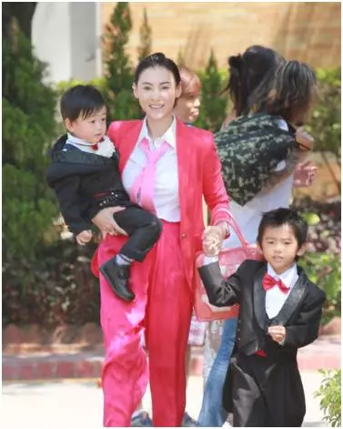 張柏芝含淚退出娛樂圈,而後為了孩子拚命工作,如今一年賺上億!