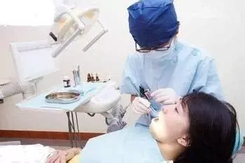 經常洗牙對牙齒健康好不好?如果你有這3種情況,需要去醫院洗牙
