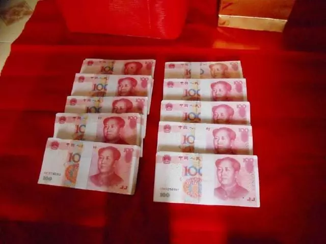 婆婆給九萬九彩禮,母親給一個破箱子,打開一看婆婆致電母親