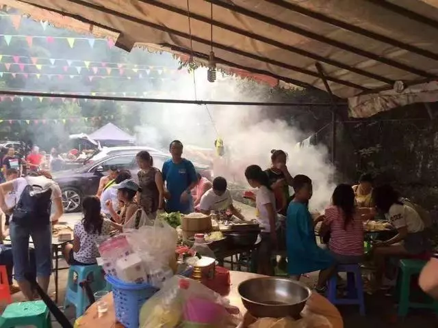 婆婆給九萬九彩禮,母親給一個破箱子,打開一看婆婆致電母親