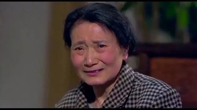 婆婆給九萬九彩禮,母親給一個破箱子,打開一看婆婆致電母親