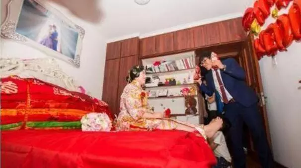 我們換大房子,婆婆出了十萬塊錢,聽到她和公公對話,我紅了眼眶