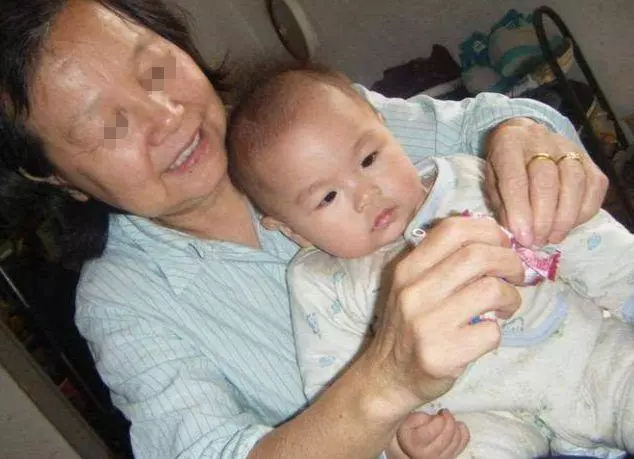 婆婆照料雙胞胎兒子,一天一桶奶粉還吃不飽,知道真相後攆走婆婆