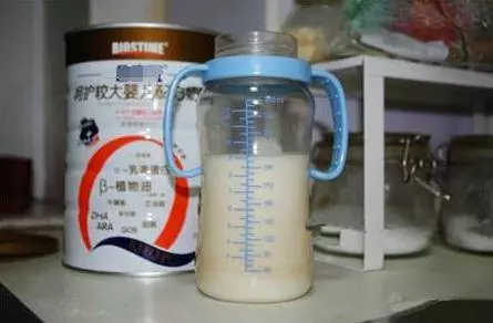 婆婆照料雙胞胎兒子,一天一桶奶粉還吃不飽,知道真相後攆走婆婆