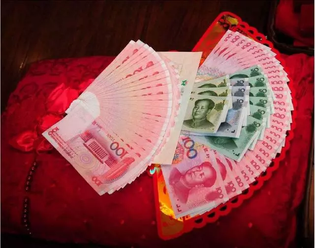 女子為錢嫁給高富帥,新婚夜突然停電,摸黑鑽進被窩,女子淚目
