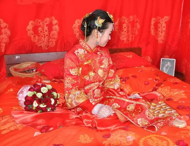 女子為錢嫁給高富帥,新婚夜突然停電,摸黑鑽進被窩,女子淚目