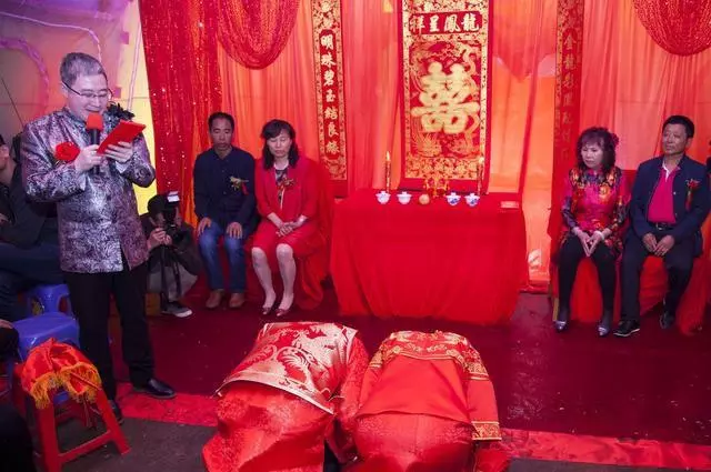 兒子婚後三天沒出門,婆婆著急去敲門,得知原因氣的臉都綠了