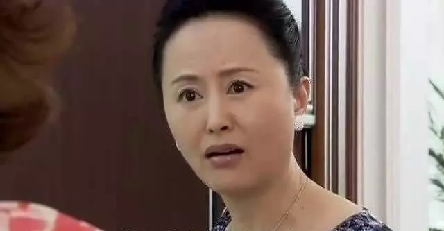 岳父逼岳母生二胎,岳母躲俺家,半年後岳母回家,進門卻癱在地上