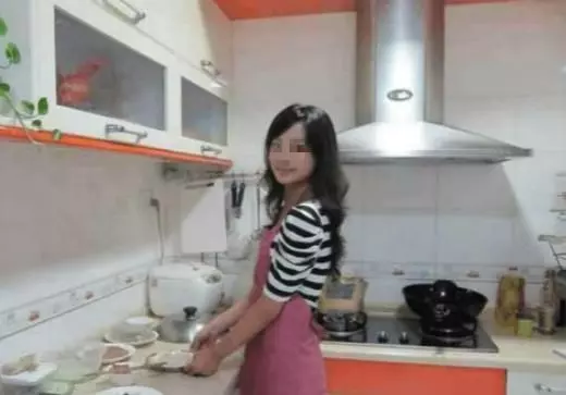 兒媳,你月薪一萬咋了?你炒個菜還要人幫忙,俺兒子娶你幹什麼?