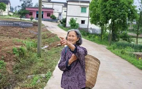 睡前突然肚子疼,婆婆捂嘴笑,俺指指垃圾桶,老公給婆婆急了眼