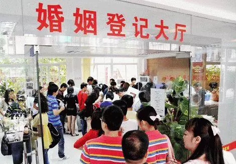 離婚第二天,妻子給他發一信息,瞥了眼後他帶五十萬求她復婚!