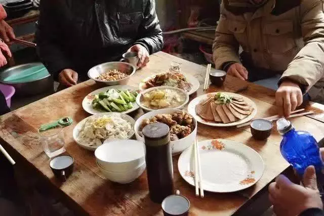 婆婆生日俺給1萬紅包,她不瞧就直砸俺臉上,丈夫直接掀桌子