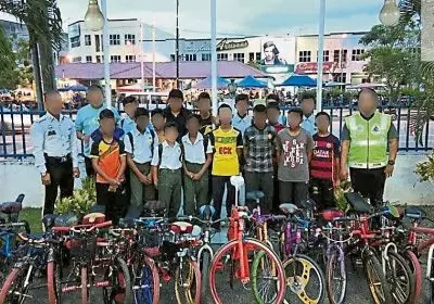 夜間放任孩子飆蚊型腳車 6父母遭警對付了 !