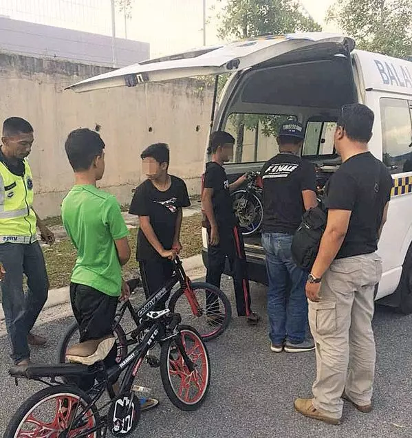 夜間放任孩子飆蚊型腳車 6父母遭警對付了 !