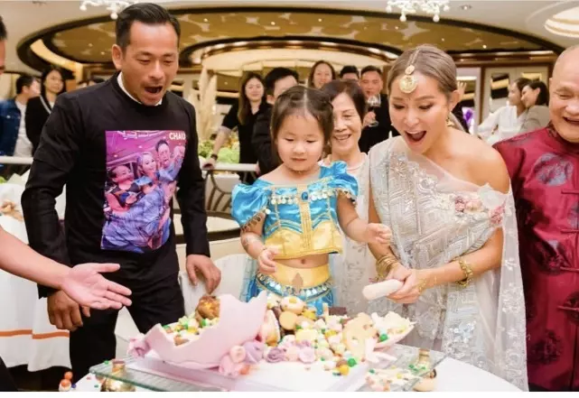 小三出局,洗米華夫婦甜蜜現身活動,洗米嫂穿緊身裙盡顯好身材 !
