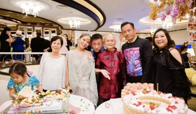小三出局,洗米華夫婦甜蜜現身活動,洗米嫂穿緊身裙盡顯好身材 !