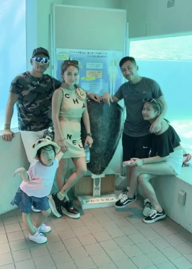 小三出局,洗米華夫婦甜蜜現身活動,洗米嫂穿緊身裙盡顯好身材 !