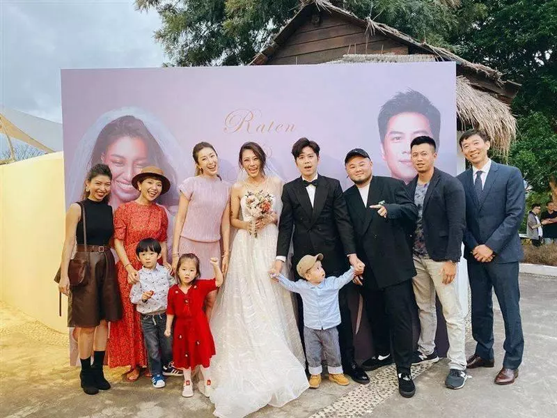 婚禮這樣穿就對了!隋棠喝喜酒「低調模範穿搭」美翻,大合照「站新娘旁邊一對比」網讚翻:禮貌又體面!