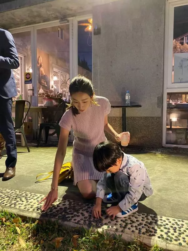 婚禮這樣穿就對了!隋棠喝喜酒「低調模範穿搭」美翻,大合照「站新娘旁邊一對比」網讚翻:禮貌又體面!