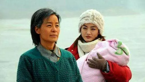 兒子結婚我備彩禮10萬塊,兒媳怒拍桌子:我不要一分彩禮,就一個要求