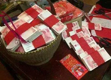兒子結婚我備彩禮10萬塊,兒媳怒拍桌子:我不要一分彩禮,就一個要求