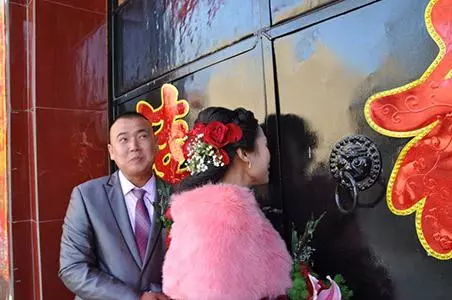 討了個城裡老婆,岳母沒要一分彩禮,回門那天我成為全村人的笑柄