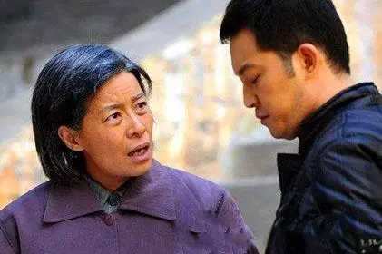 父母拿不出20萬彩禮,我氣的三年沒回家,知一秘密我給媽跪下怒扇自己