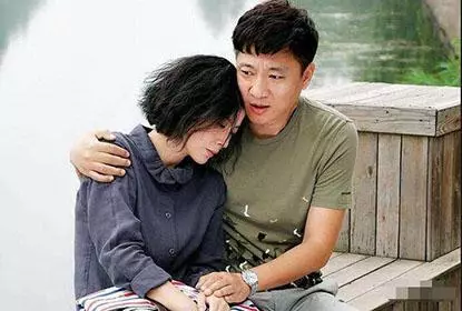 父母拿不出20萬彩禮,我氣的三年沒回家,知一秘密我給媽跪下怒扇自己