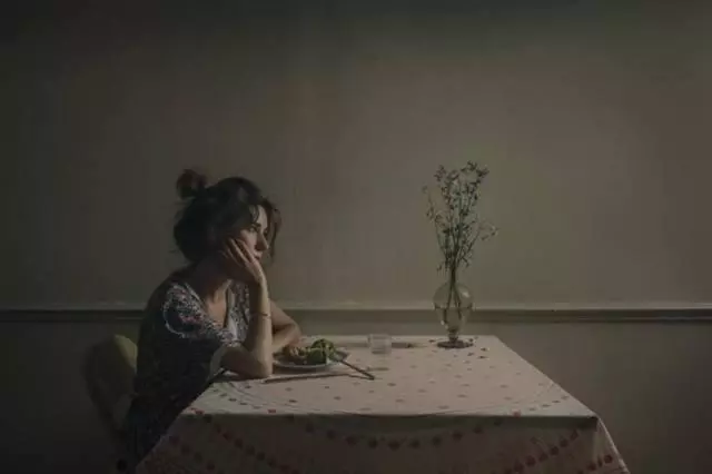 婆婆生日,我帶著兒子到她家,看到她在廚房做飯,我憤怒甩門而去