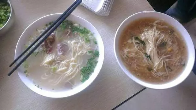 晚上岳母煮麵,我沒胃口和小舅子換碗吃,剛吃一口我哽咽了
