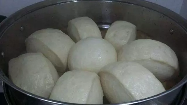 父親半夜蒸饅頭,清晨饅頭全丟了,遠嫁女兒跟蹤父親後發現秘密