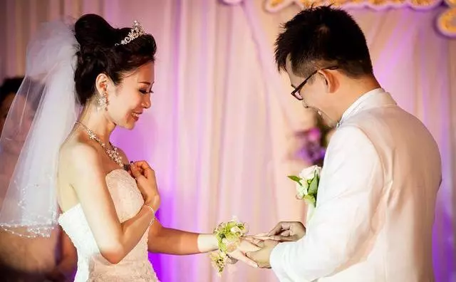 前妻再婚,我給她轉去一筆錢,她回我13字簡訊,當晚我失眠了