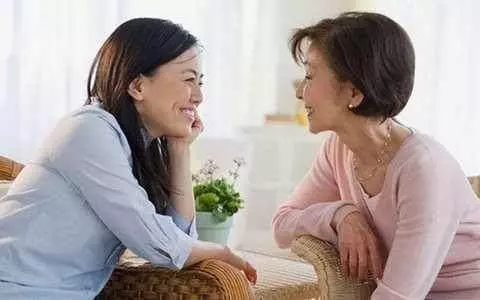 後媽來照顧懷孕的我,下班回來看了一眼陽台,我含淚送後媽回家