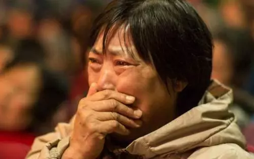 後媽來照顧懷孕的我,下班回來看了一眼陽台,我含淚送後媽回家
