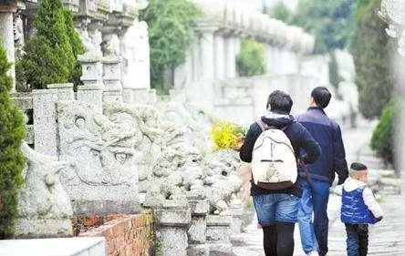 婆婆來帶孩子,一分錢不要我給,幼兒園放學孩子指一地方,我痛哭