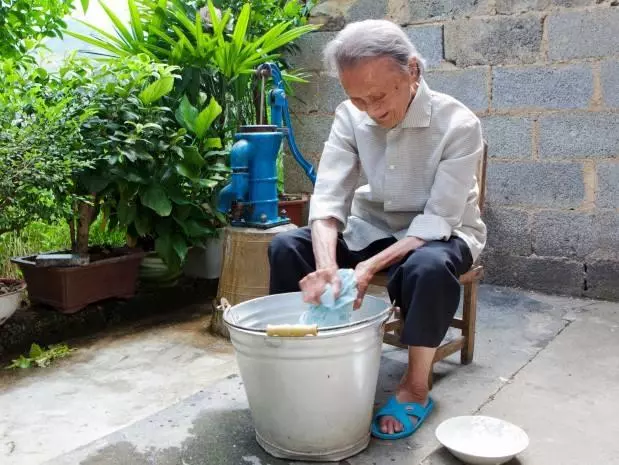 婆婆來帶孩子,一分錢不要我給,幼兒園放學孩子指一地方,我痛哭