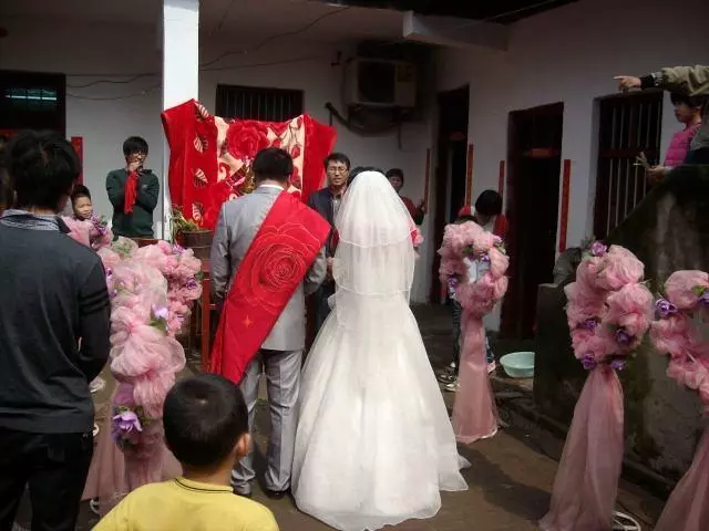 每月背著老公偷給娘家一萬,老公提離婚,回娘家後轉身就走